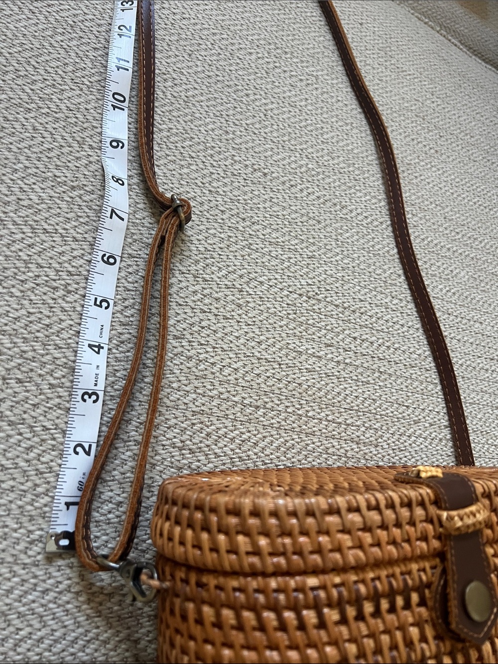 Handwoven Tan Straw Crossbody Bag with Leather Trim - Picture 6 of 6